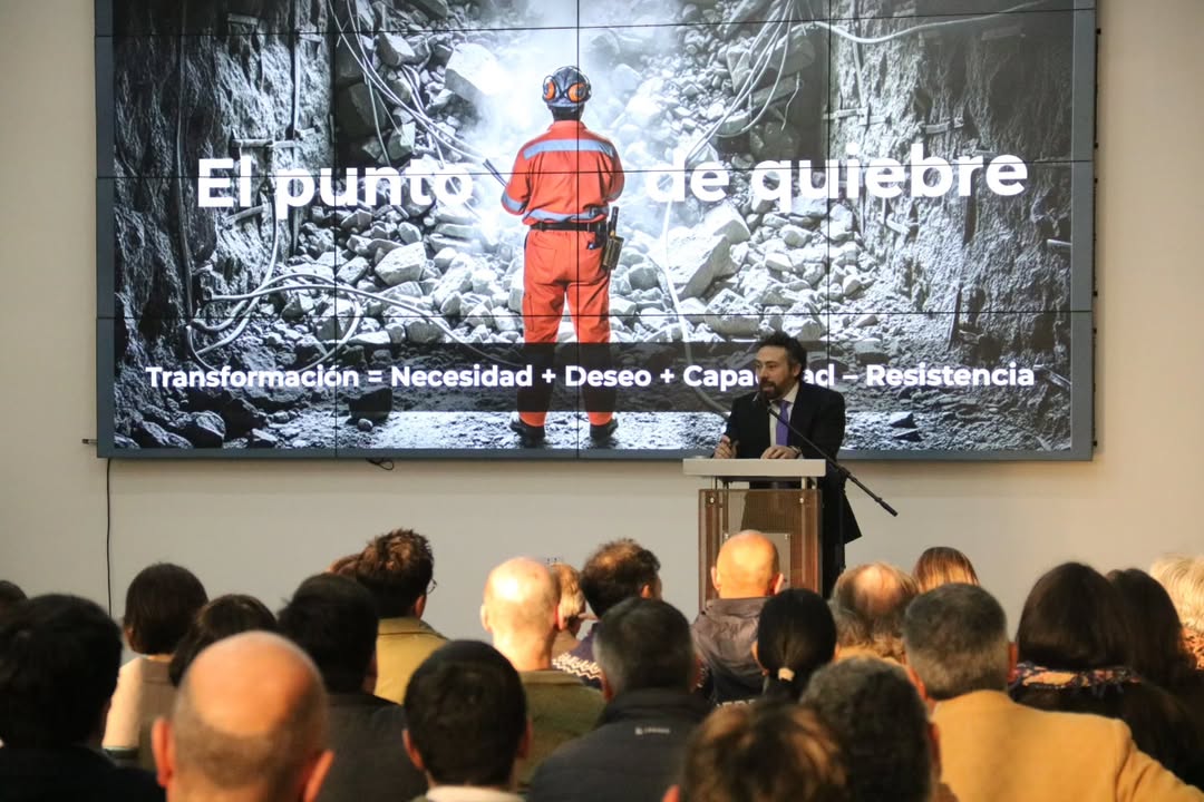 INAUGURACIÓN DE LA ESCUELA MINERÍA DE ALTOS ESFUERZOS DE EL TENIENTE Pensando en nuevos desafíos, principalmente en nuevas operaciones y sus complejidades, además de sentar las bases de la #Minería del .heic