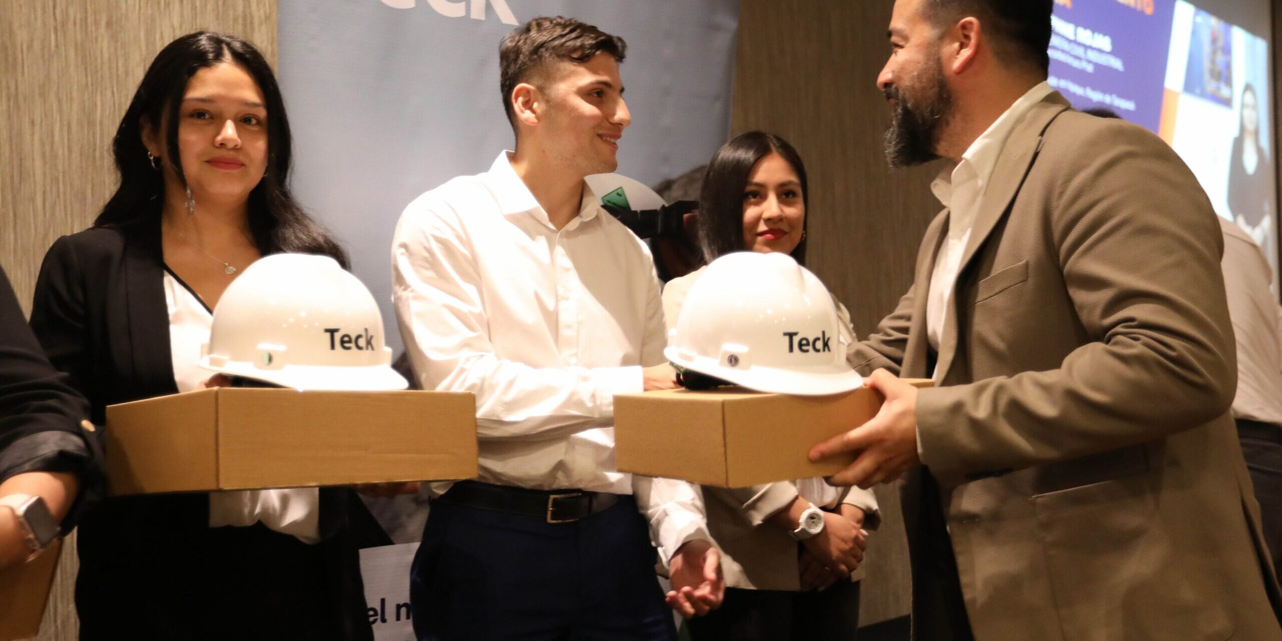 Seremi de Minería Wladimir Astudillo en la entrega de cascos