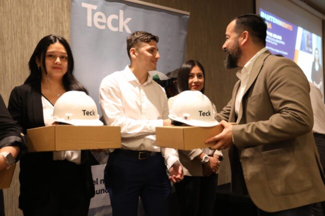 Seremi de Minería Wladimir Astudillo en la entrega de cascos